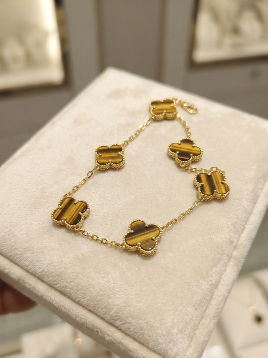 دستبند طلایی طرح گل چهارپر با سنگ چشم‌ببر (Tiger Eye)