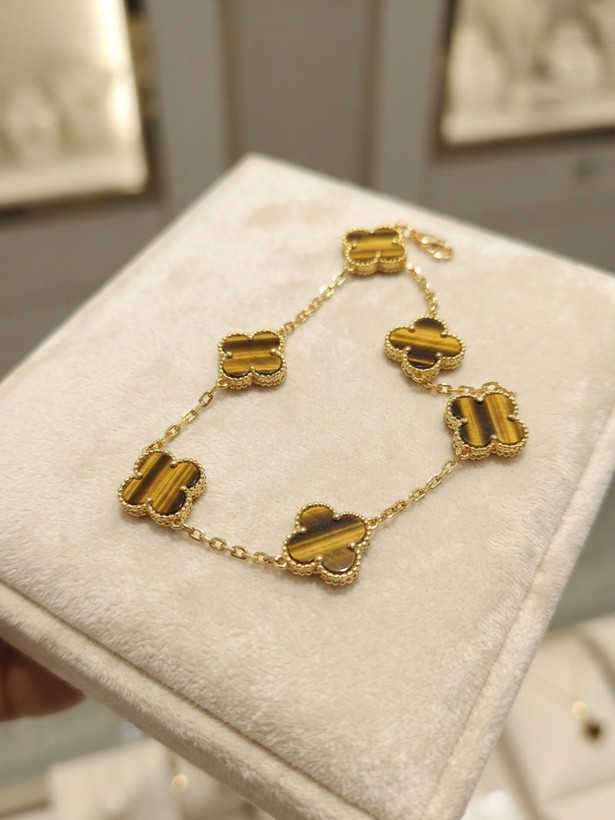 دستبند طلایی طرح گل چهارپر با سنگ چشمببر (Tiger Eye)